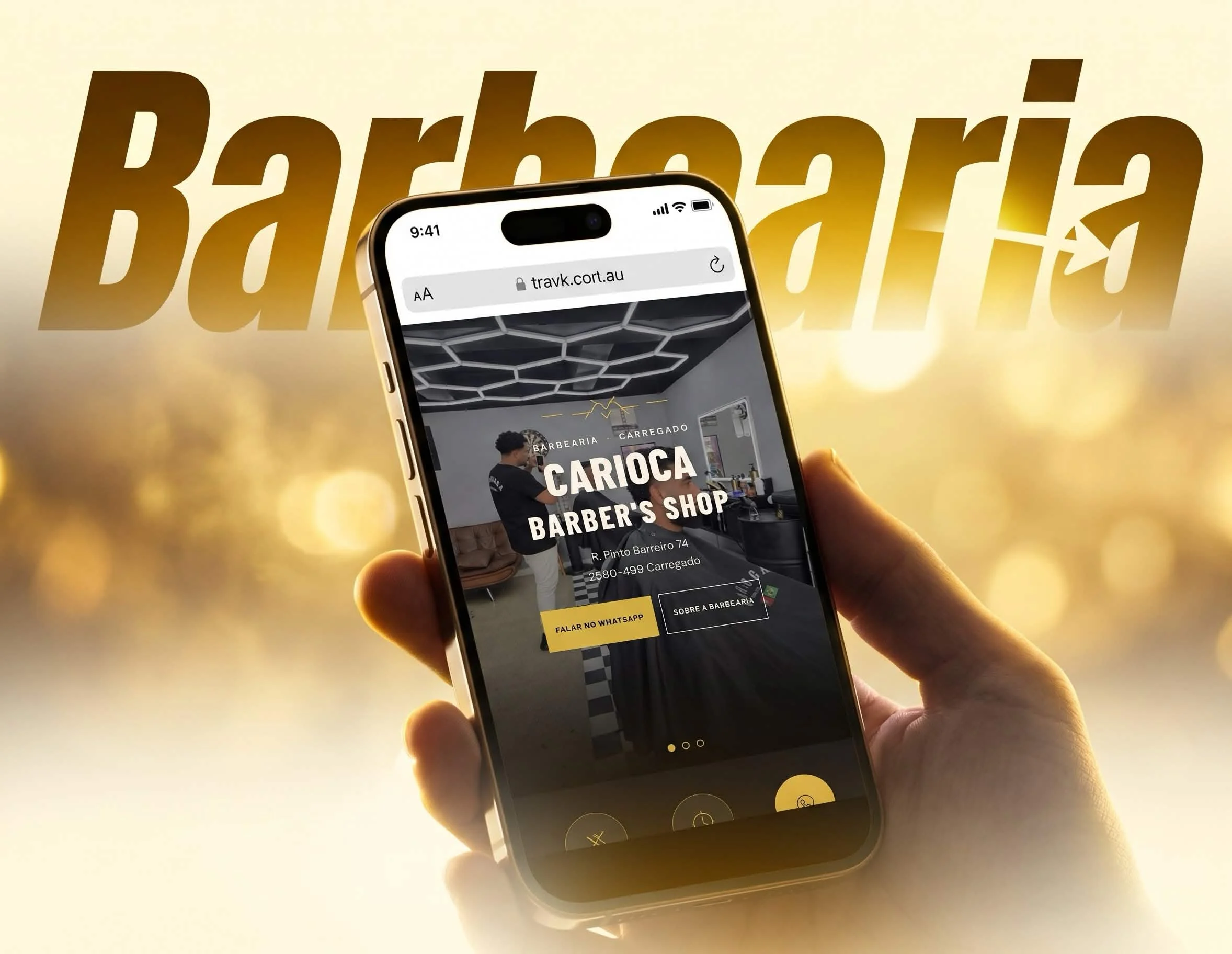 Conceito de site mobile para a Barbearia Carioca, exibido em um celular